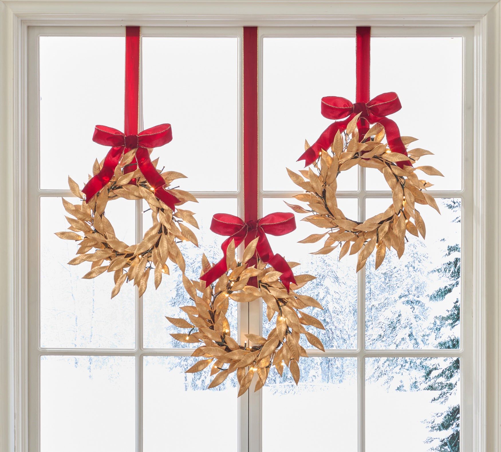 Set Of 3 Cordless Pre-Lit Mini Christmas Wreaths