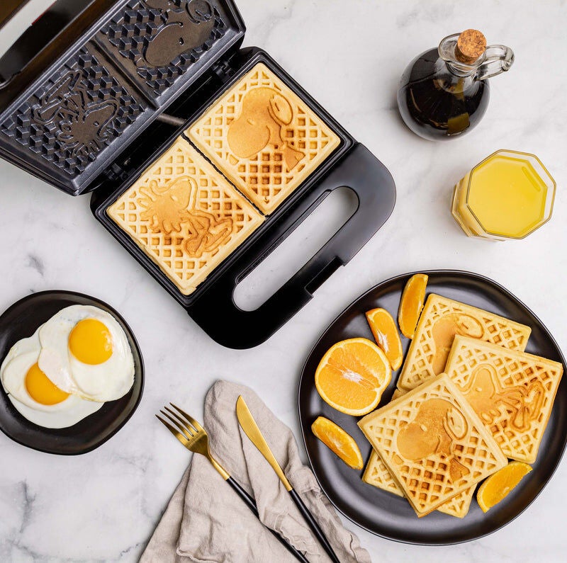 Uncanny Brands Peanuts Snoopy and Woodstock Waffle Maker - Thumbnail 4
