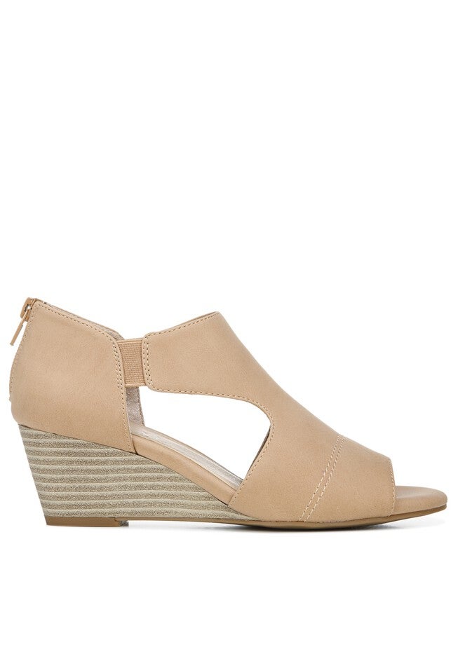 Neena Sandal , , alternate image number null