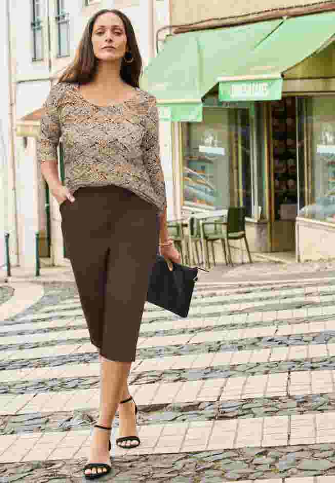 Stretch Cotton Scoop Neck Tee image number 2