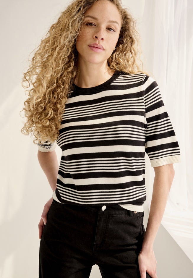 Short Sleeve Fine Knit Pullover image number null