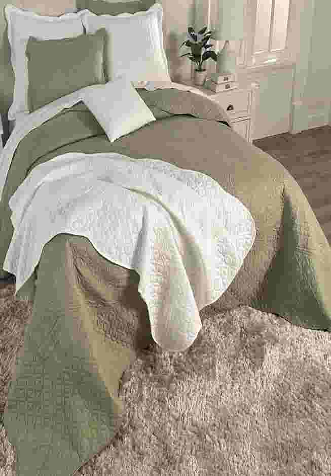 Lily Damask Bedspread image number 1
