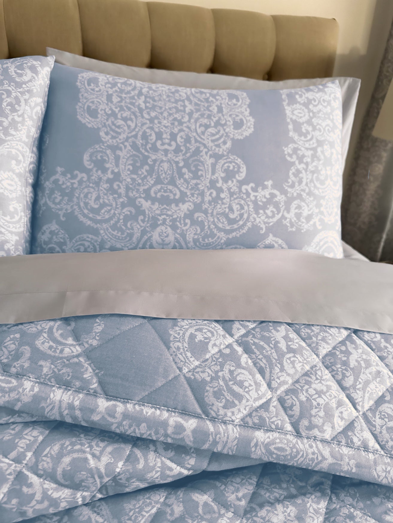 Delia Bedspread Set image number 1