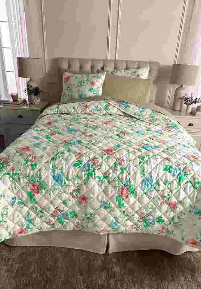 Rose Floral Quilt Set image number 1