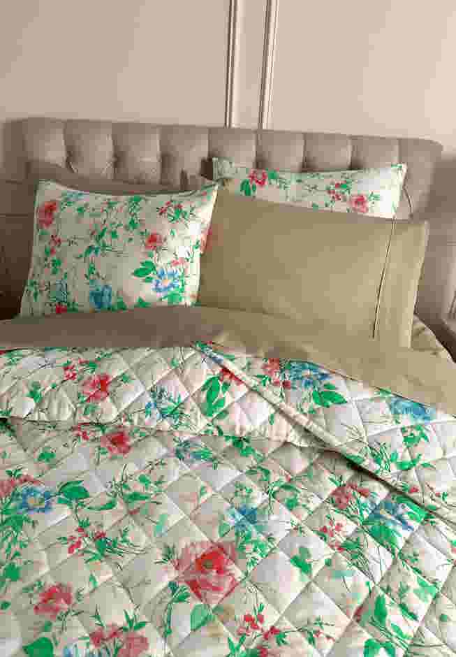 Rose Floral Quilt Set image number 3