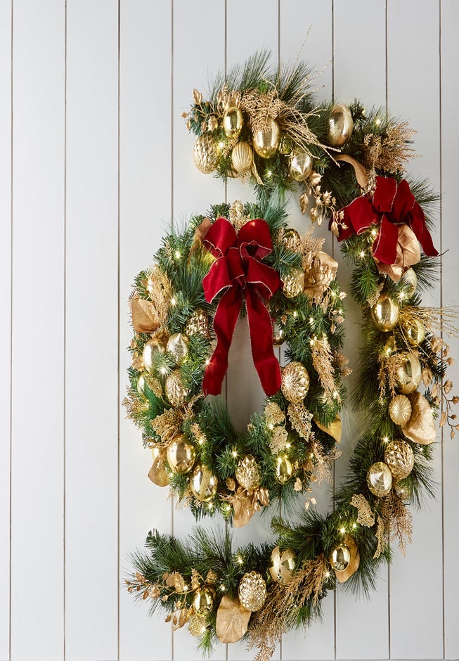 PRE-LIT REGAL 24" Wreath image number 3