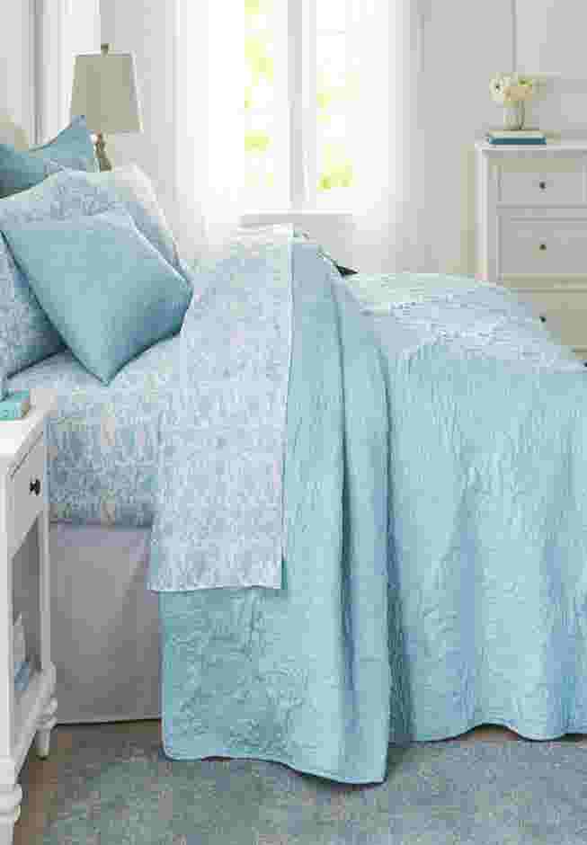 Comfort Cloud Bedspread image number 1