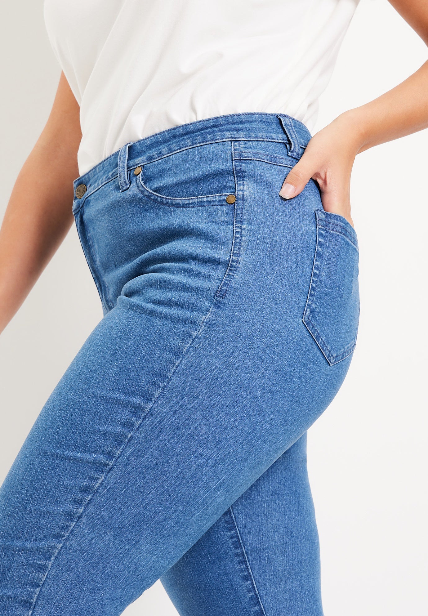 Curvie Fit Straight-Leg Jeans image number 3