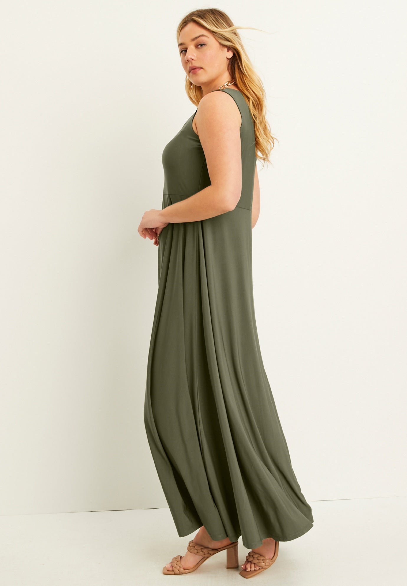 Sleeveless Sweetheart Dress image number 2