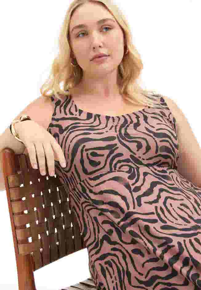 Sleeveless Sweetheart Dress image number 2