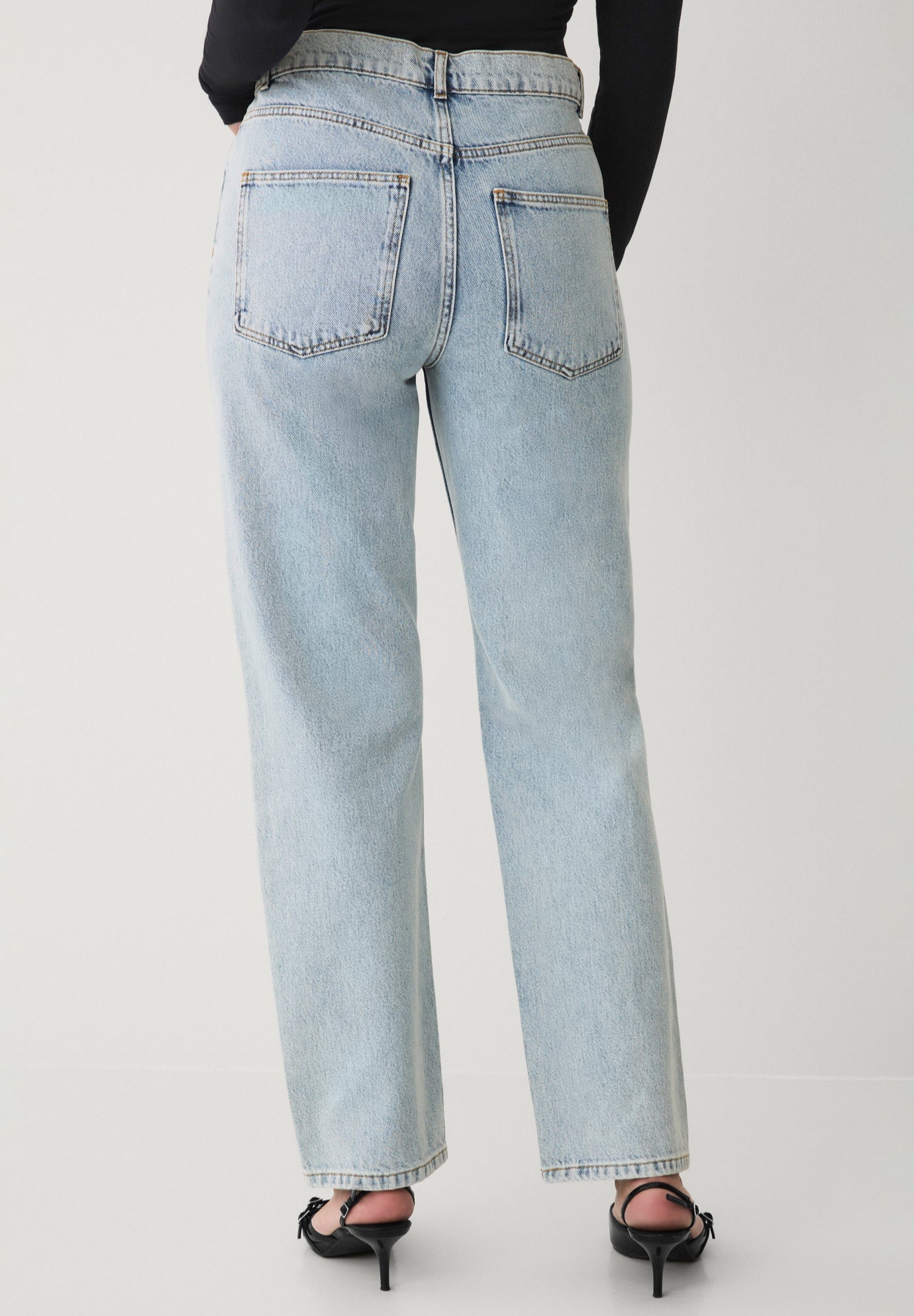 Mid-Rise Relaxed Straight Leg Jean image number 1