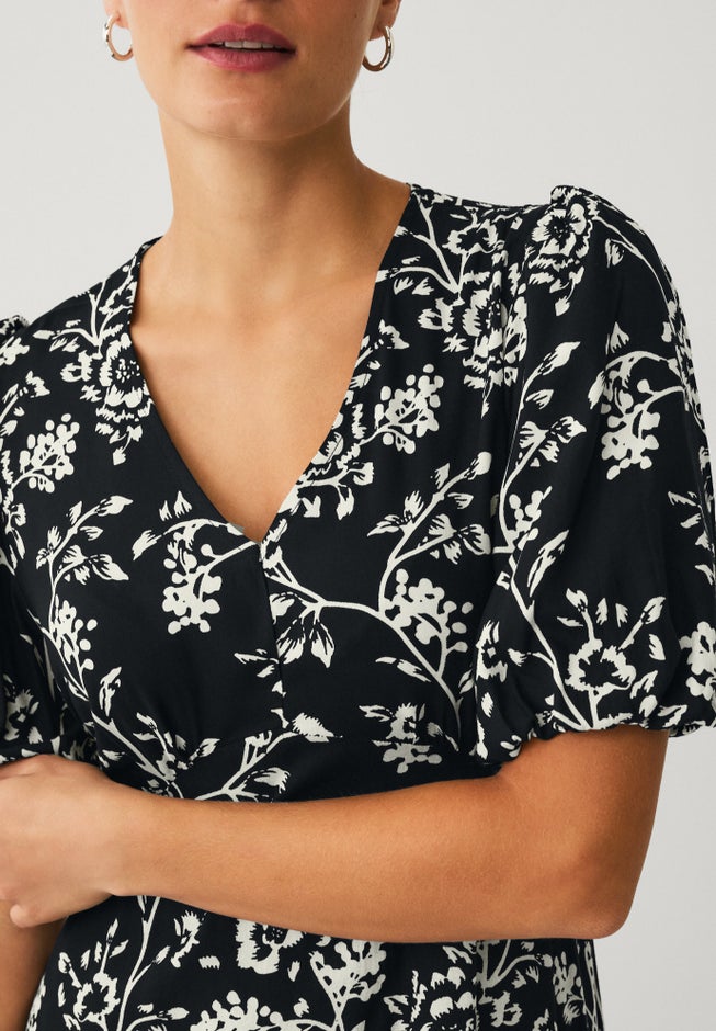 V Neck Midi Dress With Short Puff Sleeves image number 2