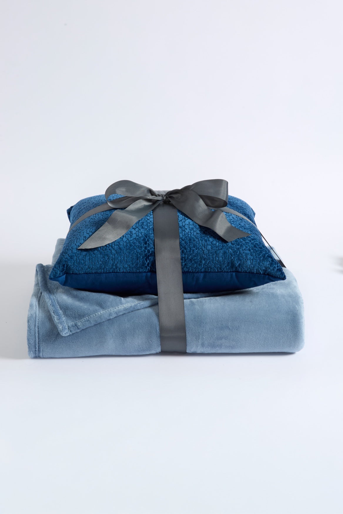  Decorative Pillow & Throw Set image number 0